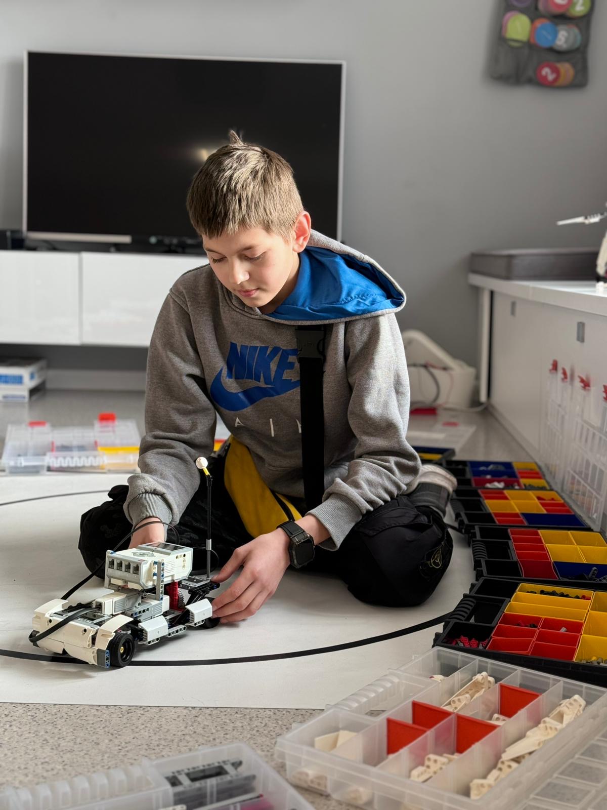 Chłopiec bawiący się LEGO